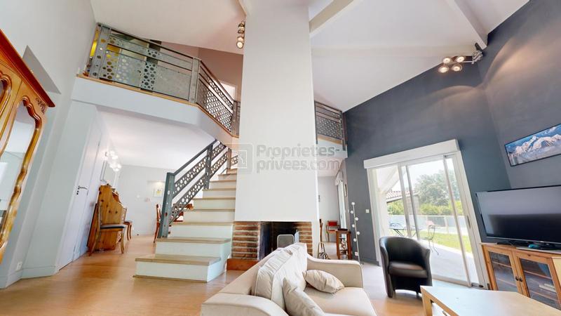 Maison - 250 m² - 6 pièces