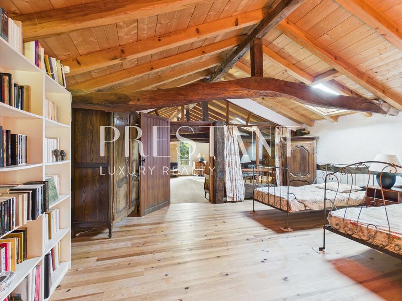 Maison - 301 m² - 9 pièces