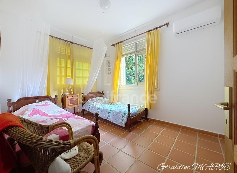 Maison - 242 m² - 6 pièces