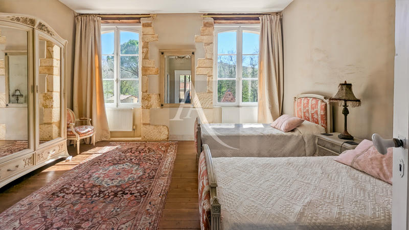 Demeure - 717 m² - 27 pièces