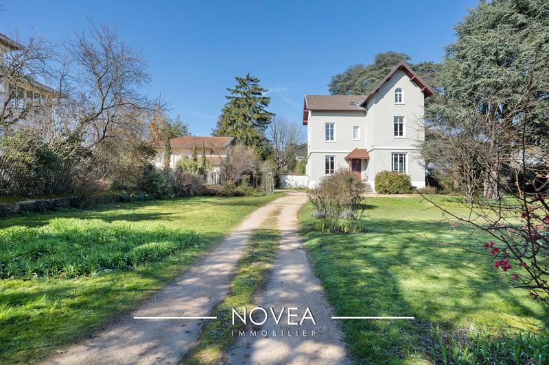 Maison ancienne - 210 m² - 8 pièces