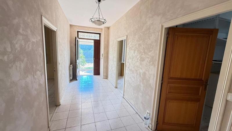 Demeure - 185 m² - 6 pièces