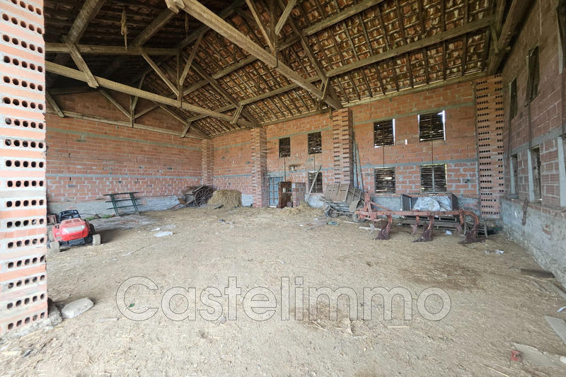 Maison - 590 m² - 1 pièce