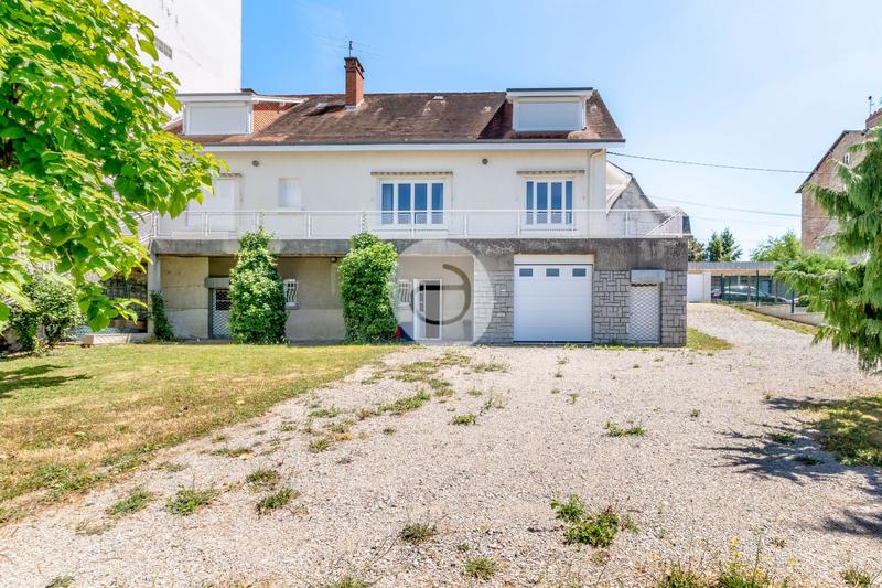 Maison - 187 m² - 8 pièces