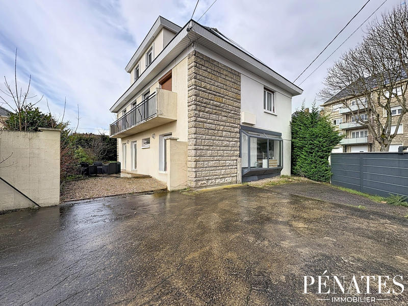 Maison - 203 m² - 10 pièces