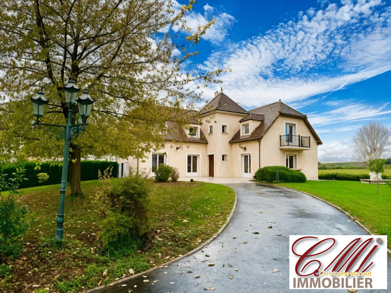 Maison - 385 m² - 11 pièces