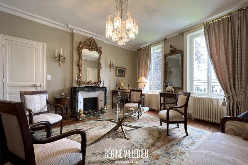 Maison - 372 m² - 11 pièces