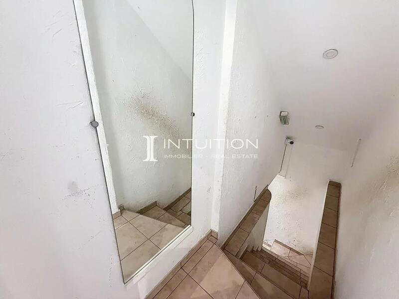 Local commercial - 82 m² - 8 pièces