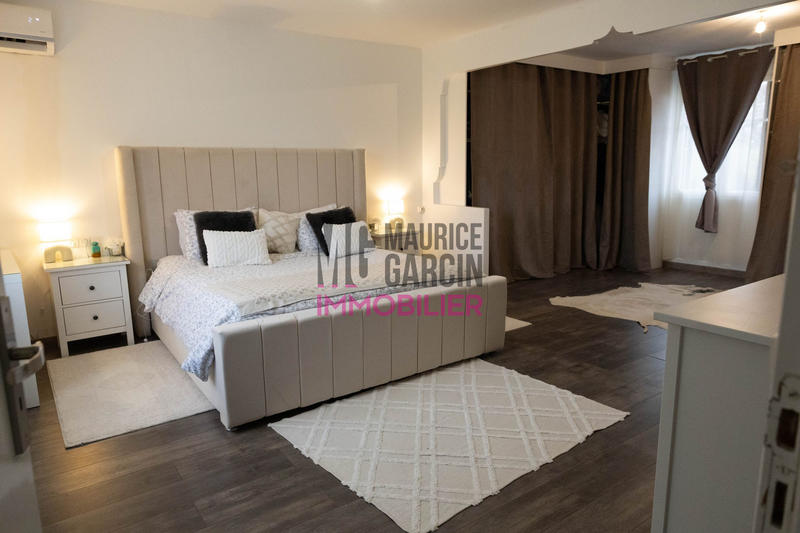 Maison - 238 m² - 6 pièces