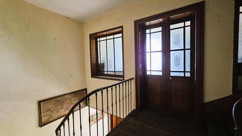 Maison - 214 m² - 15 pièces