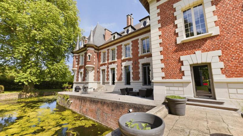 Maison - 1 200 m² - 16 pièces