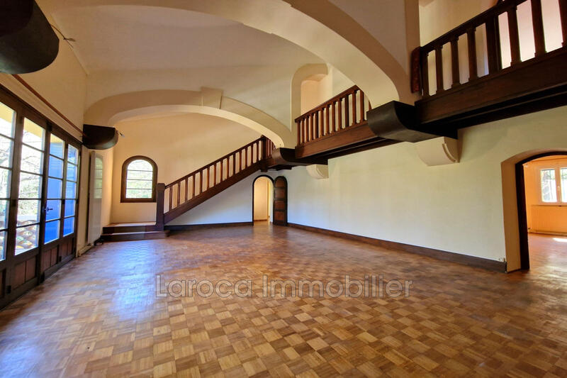 Maison - 237 m² - 9 pièces