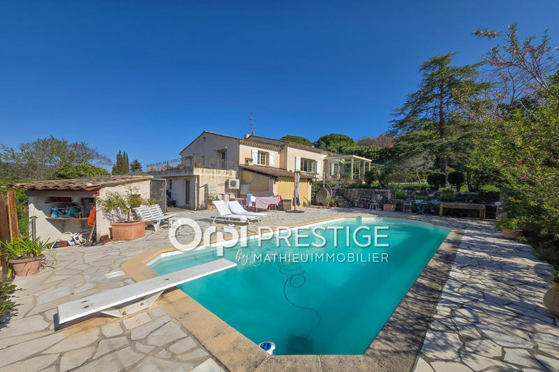 Maison - 220 m² - 7 pièces