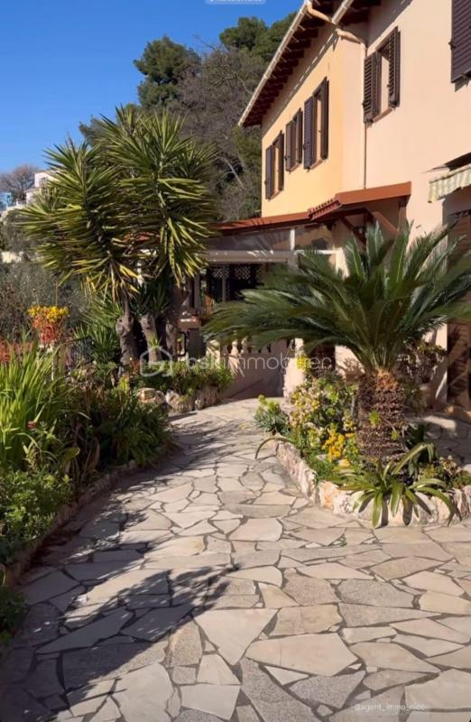 Villa - 247 m² - 5 pièces