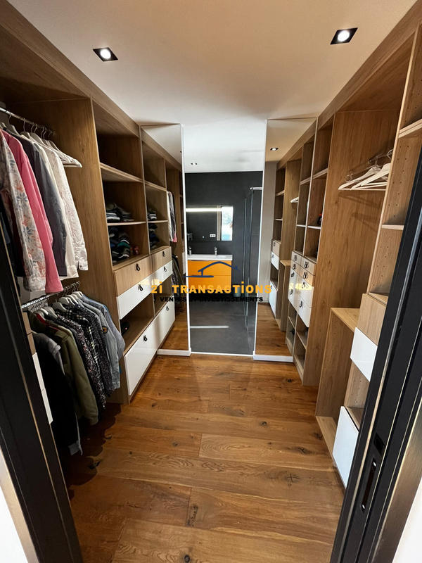 Maison - 240 m² - 6 pièces