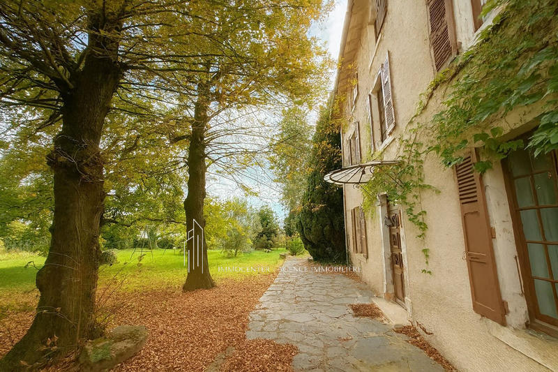 Propriété - 300 m² - 9 pièces