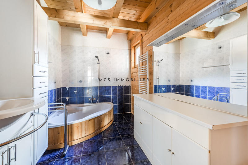 Maison - 240 m² - 9 pièces