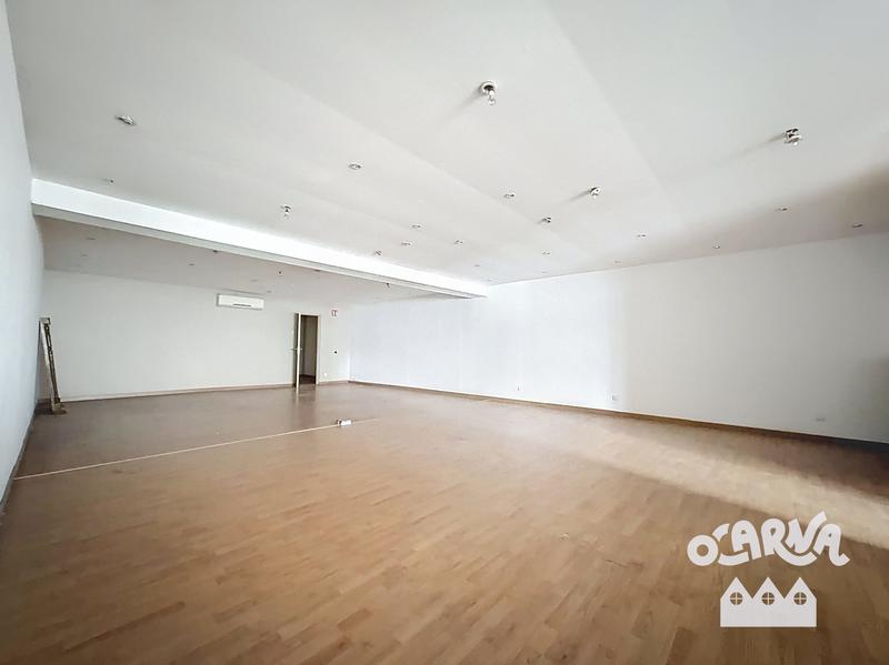 Entrepôt - 1 035 m²