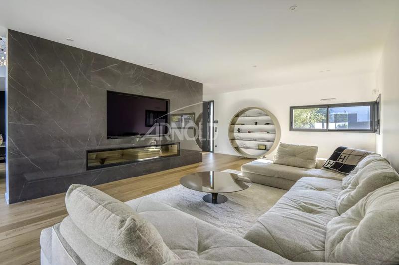 Maison - 250 m² - 7 pièces