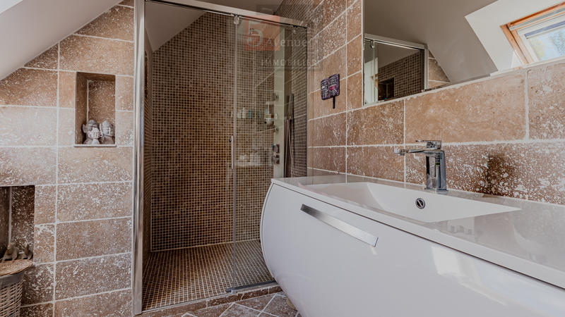 Maison - 250 m² - 8 pièces