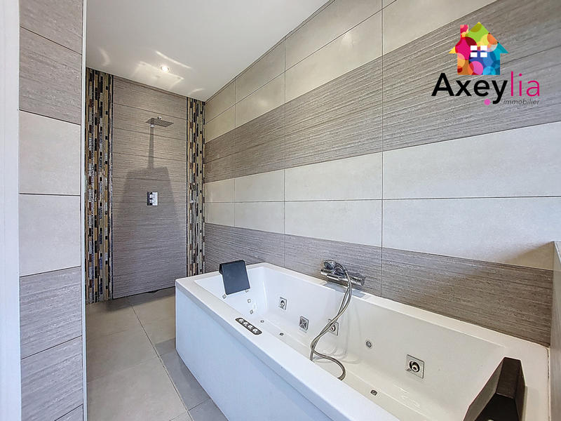 Maison - 240 m² - 10 pièces