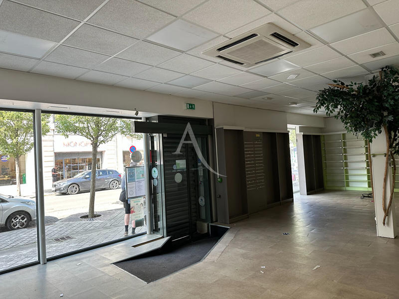 Local commercial - 130 m² - 10 pièces