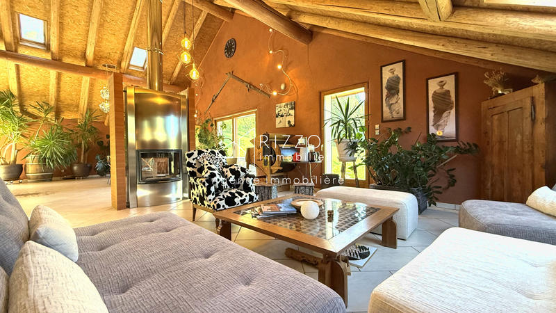 Maison - 303 m² - 8 pièces