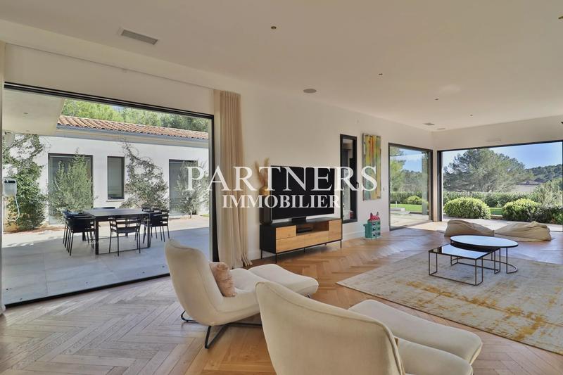 Maison - 285 m² - 8 pièces