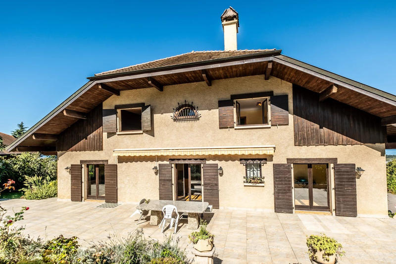 Maison - 300 m² - 8 pièces