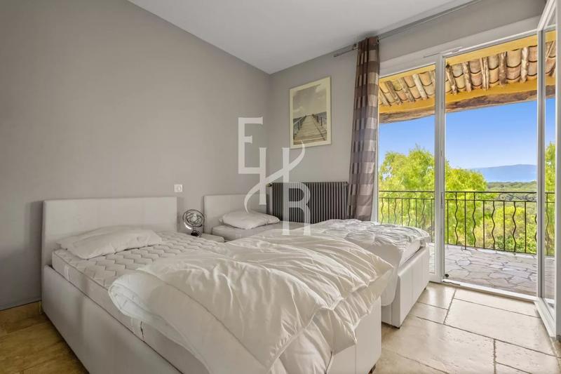 Villa - 225 m² - 8 pièces