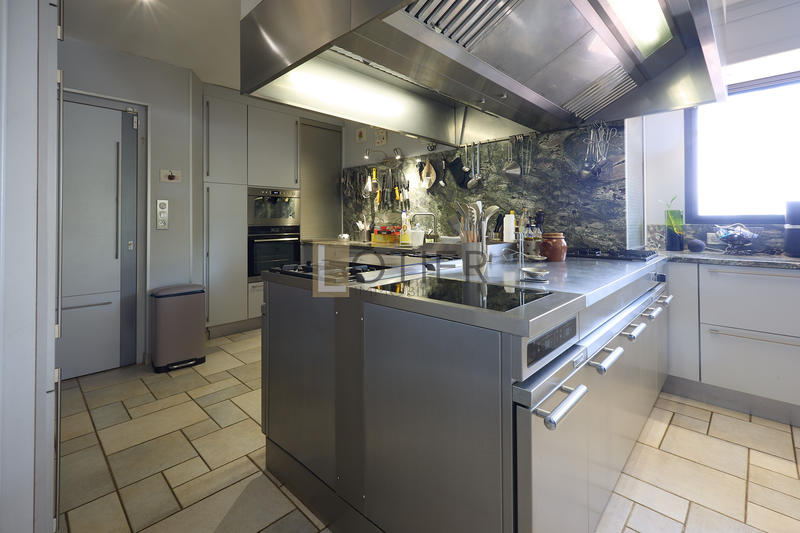 Villa - 320 m² - 8 pièces