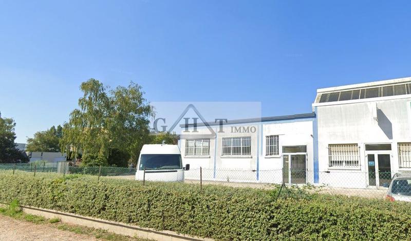 Entrepôt - 1 385 m²