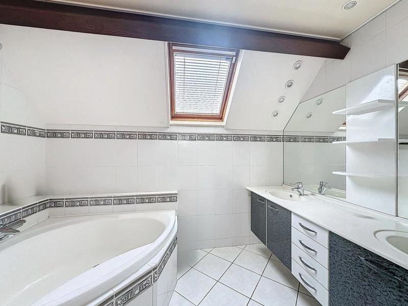 Maison - 210 m² - 6 pièces