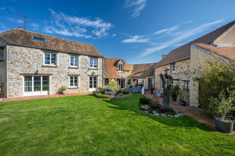 Maison - 300 m² - 11 pièces