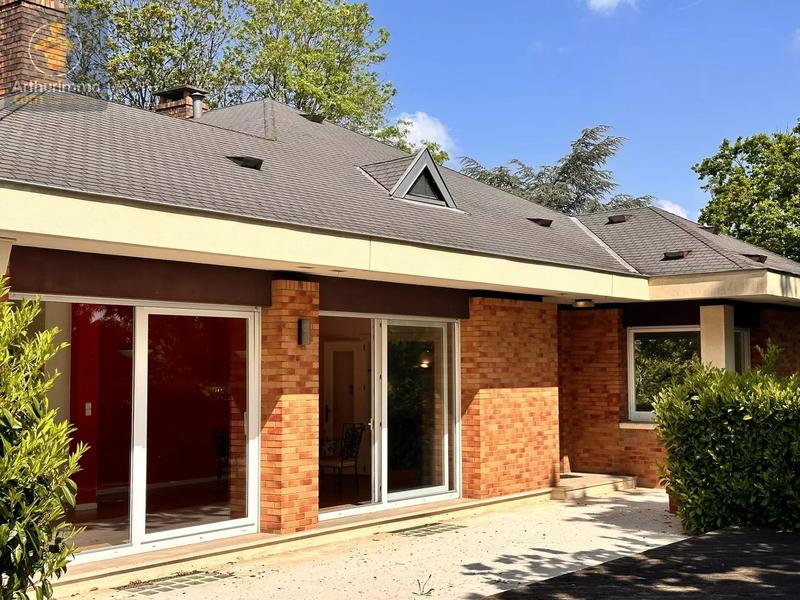 Maison - 240 m² - 6 pièces