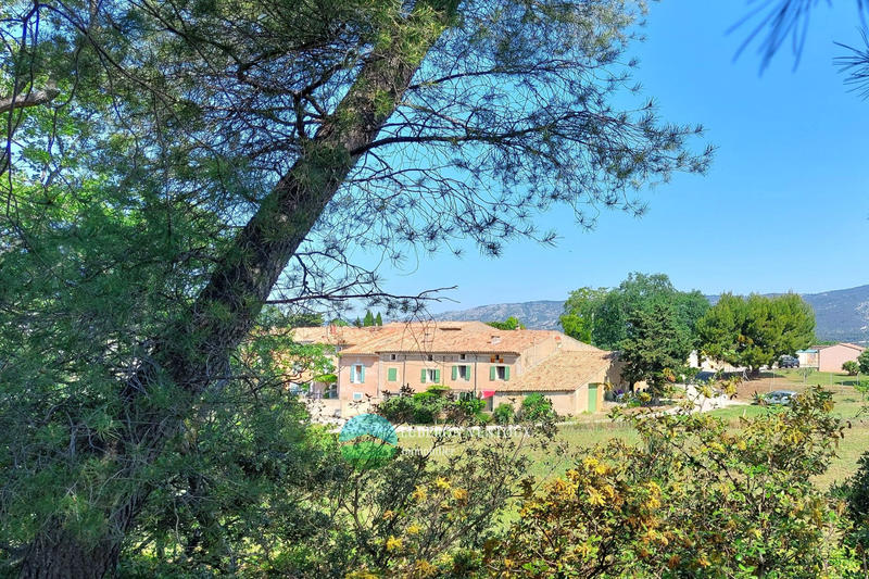 Propriété - 457 m² - 16 pièces