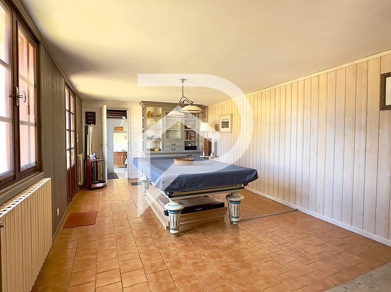 Maison - 225 m² - 9 pièces