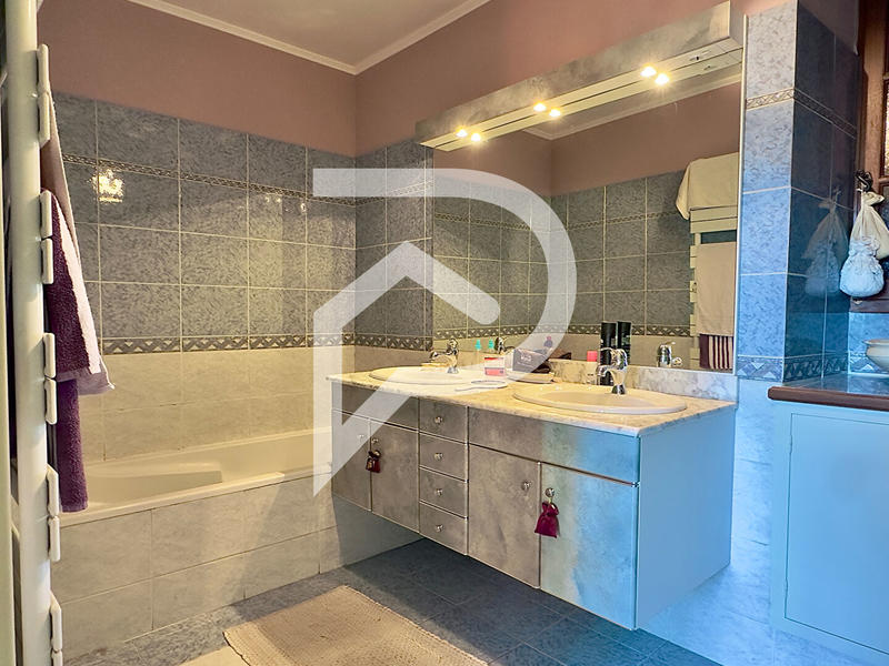 Maison - 152 m² - 8 pièces