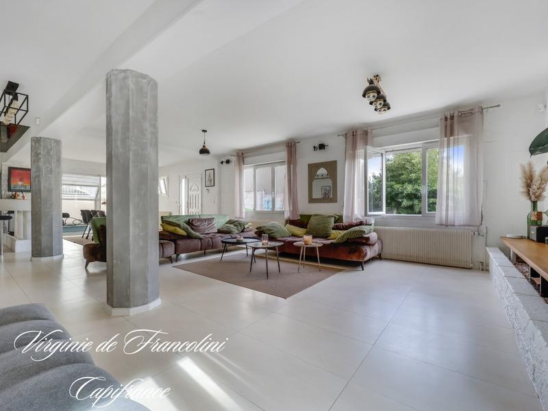 Maison - 251 m² - 8 pièces