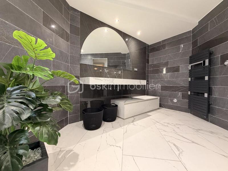 Maison traditionnelle - 210 m² - 7 pièces