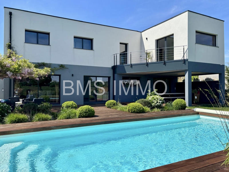 Maison - 245 m² - 6 pièces