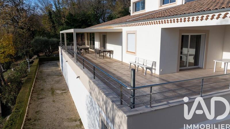 Maison - 235 m² - 8 pièces