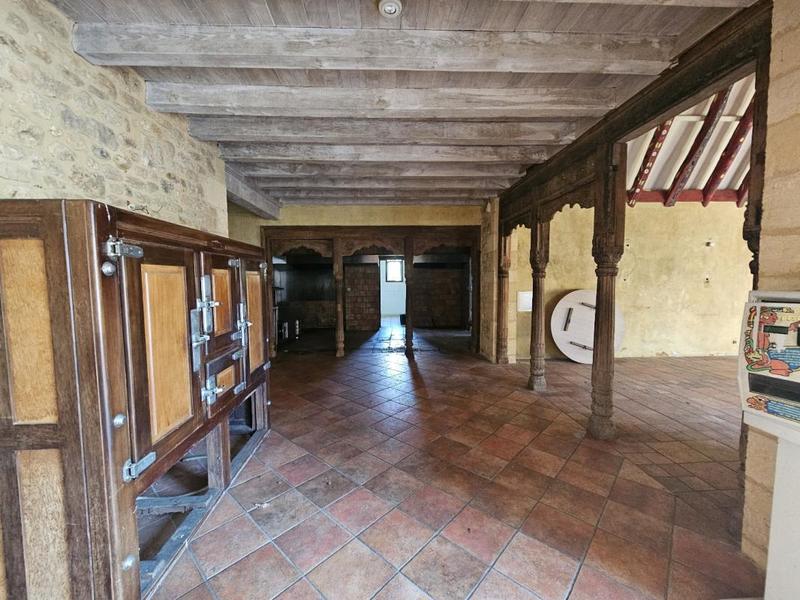 Maison - 2 135 m² - 52 pièces