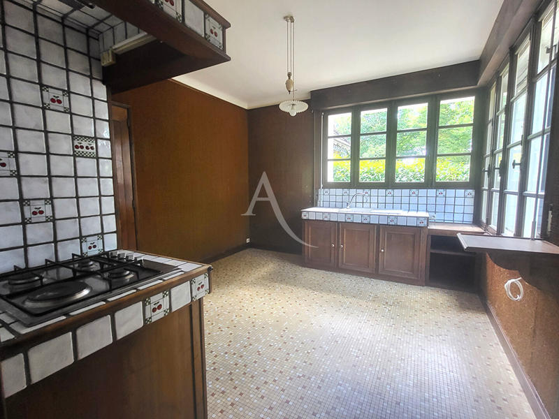 Maison - 220 m² - 9 pièces