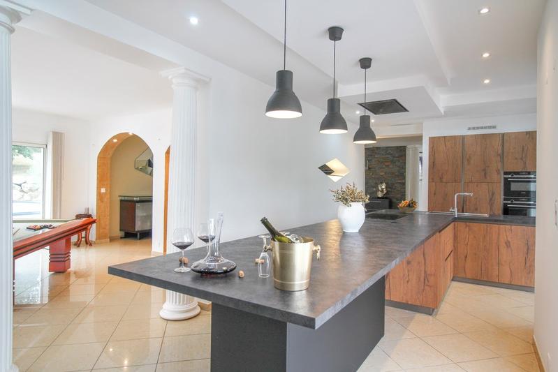 Propriété - 245 m² - 7 pièces