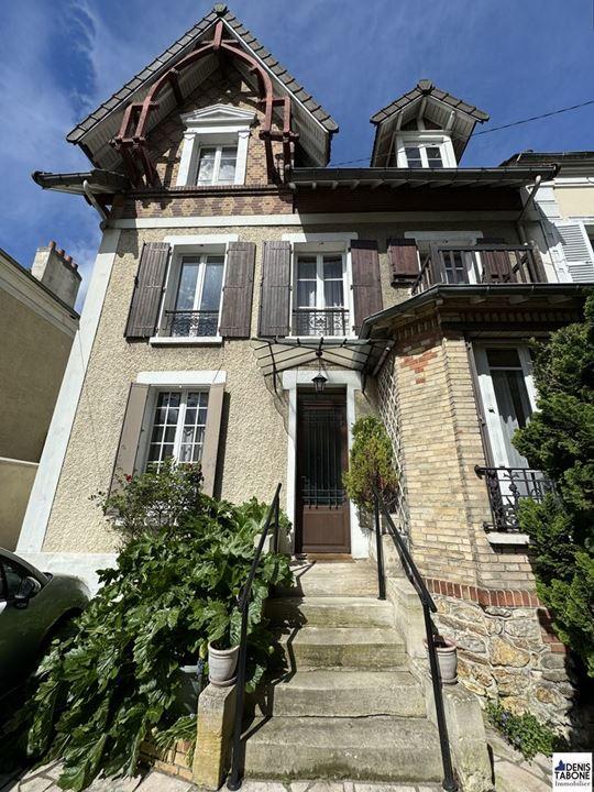 Maison traditionnelle - 140 m² - 8 pièces
