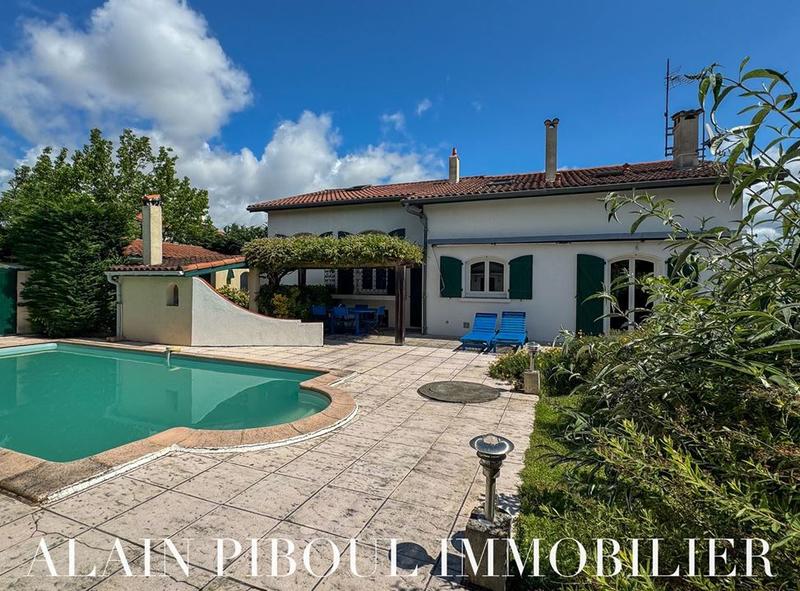 Maison traditionnelle - 208 m² - 8 pièces