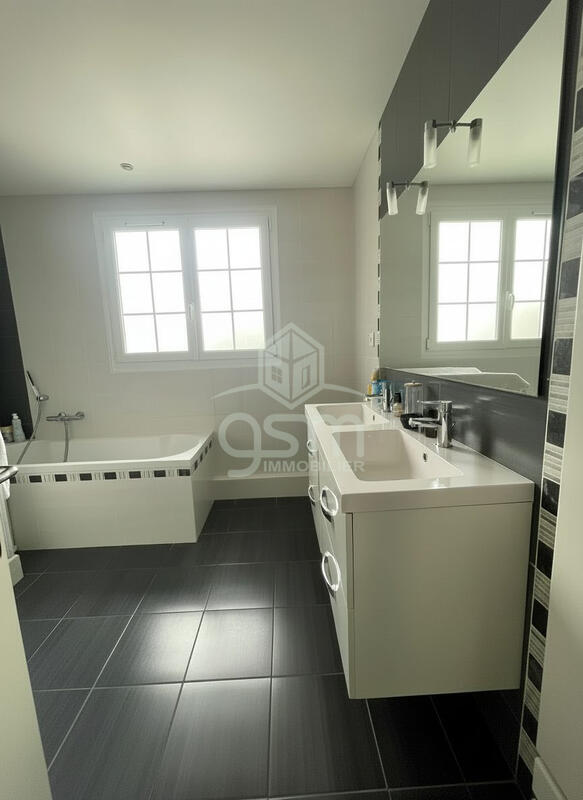 Maison traditionnelle - 143 m² - 8 pièces