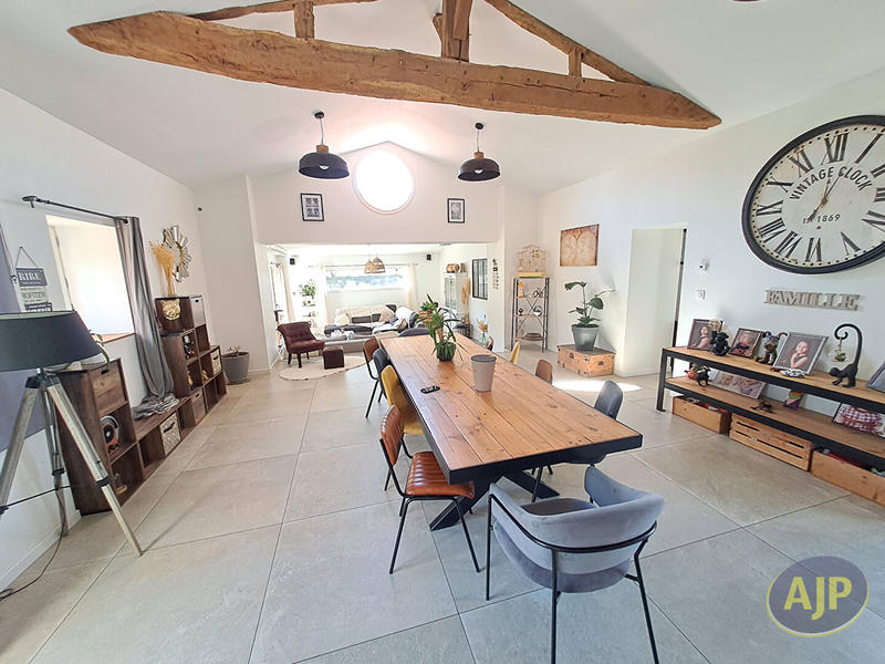 Maison - 207 m² - 6 pièces