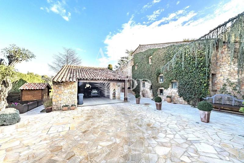 Maison - 500 m² - 9 pièces